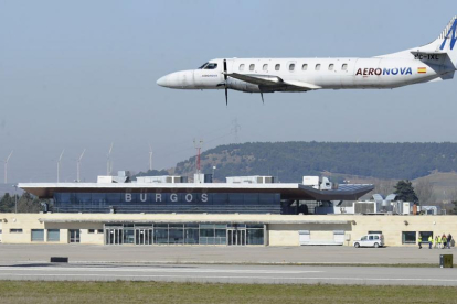 Un avión sobrevuela el aeropuerto de Villafría en Burgos.-ISRAEL L. MURILLO