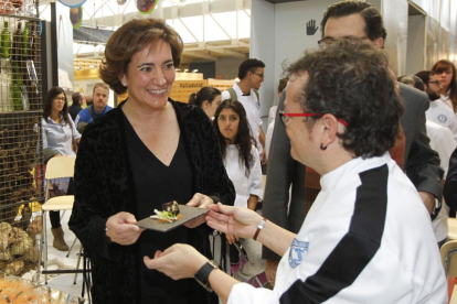 El cocinero José Luis García Rincón ofrece una tapa de productos burgaleses a Josefa Garcia Cirac.-J.M. LOSTAU