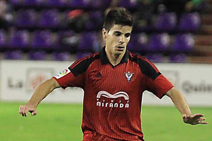 Javi Cantero con la camiseta del CD Mirandés.-JOSÉ ESTEBAN EGURROLA