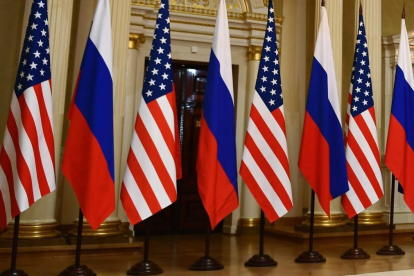 Banderas de Rusia y EEUU en el encuentro Putin-Trump /-BRENDAN  SMIALOWSKI