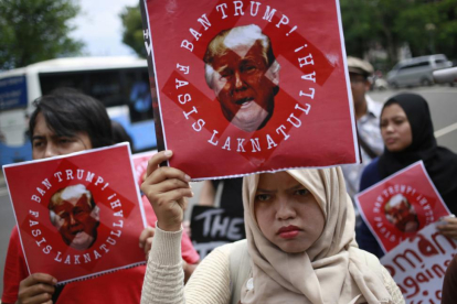 Protesta de estudiantes musulmantes contra la política migratoria de Trump frente a la embaja de EEEUU en Yakarta, este sábado.-AP / DITA ALANGKARA