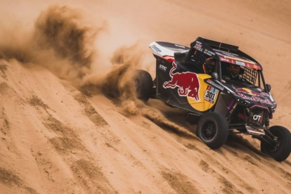 Cristina Gutiérrez supera una duna. OVERDRIVE_RACING