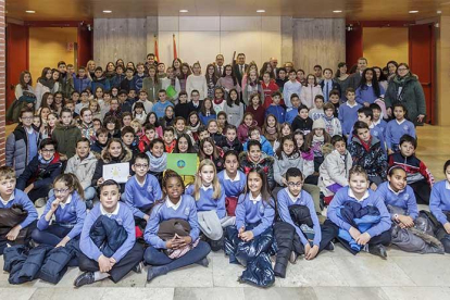 El delegado territorial de la Junta, Baudilio Fernández-Mardomingo, y el gerente de la Fundación Caja Rural de Burgos, Germán Martínez, recibieron a los escolares en la sede de la Junta.-SANTI OTERO