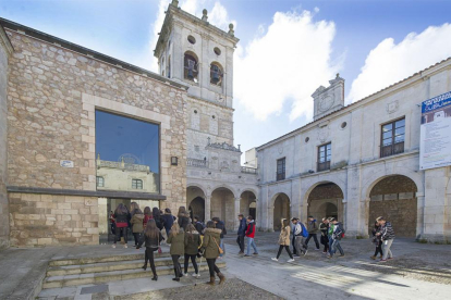 Un grupo de alumnos entra al Aula Magna de la Universidad de Burgos.-ISRAEL L. MURILLO