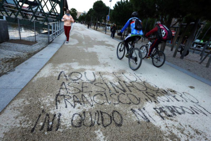 Pintada aparecida en el lugar de la muerte de Jimmy.-J. M. PRATS