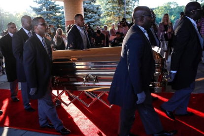 Llegada del ataúd con los restos de Aretha Franklin al Greater Grace Temple de Detroit, donde este viernes se celebra el funeral. /-REUTERS / MIKE SEGAR