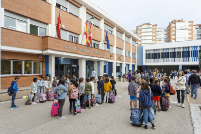 Los alumnos hacen las filas para acceder a sus aulas en el Colegio Público Antonio Machado. SANTI OTERO