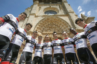 Imagen de los corredores del Burgos BH en la fachada de Santa María la Real de Sasamón.-