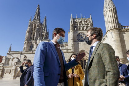 El cabeza de lista del PP por Burgos, Ángel Ibáñez, con Pablo Casado en Burgos. SANTI OTERO