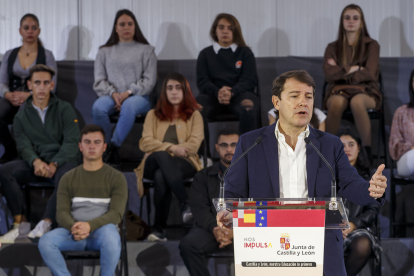 Mañueco durante su visita a Burgos para la inauguración del curso 2022-2023 de las enseñanzas escolares de Castilla y León celebrado en el IES Conde Diego Porcelos. SANTI OTERO