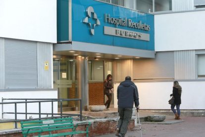Varios pacientes acceden a la Clínica Recoletas, en la capital burgalesa. ECB
