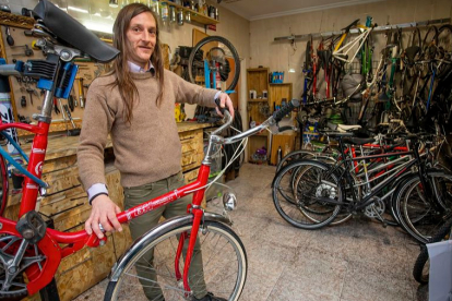 José, en su taller 'Bicicletas Kafka', impulsado en plena plandemia. SANTI OTERO