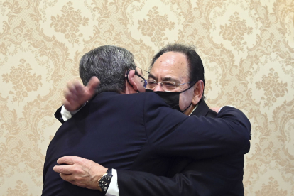 Rico y Guerra se abrazan tras entregar el presidente la insignia de exdiputado provincial. R. ORDÓÑEZ