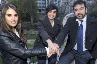 Beatriz Hortigüela, Sandra González y Santiago Cuesta han trabajado juntos en la divulgación científica de los nuevos materiales.-SANTI OTERO