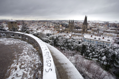Burgos aparece con capa de nieve por la mañana. Vistas desde el mirador. Catedral de Burgos