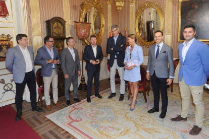 Javier Lacalle y Lorena de la Fuente, junto a la directiva del San Pablo, recibieron en el Ayuntamiento a los responsables de la ACB.-ISRAEL L. MURILLO