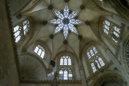 Unas láminas sustituyen a las vidrieras originales que se conservan en la sacristia de la capilla de los Condestables en la Catedral de Burgos. SANTI OTERO