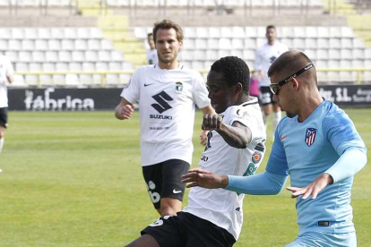 Yaw Annor pugna por un balón con un defensor del Atlético B-Santi Otero