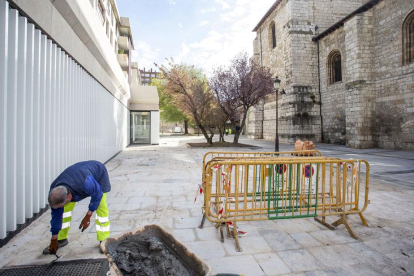 Un obrero remata algunos detalles de la reurbanización del pasaje.-SANTI OTERO