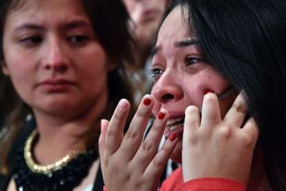 Una mujer llora al conocer el resultado del referéndum.-GUILLERMO LEGARIA / AFP