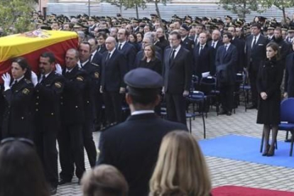 Los Reyes (derecha) presiden el funeral en honor de los agentes fallecidos en Kabul, este martes, en Madrid.-AP / BALLESTEROS