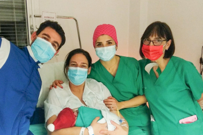 Personal del hospital junto a los padres del primer bebé del año en Aranda. ECB