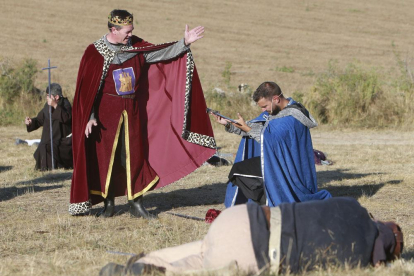 El momento de la rendición en la que el rey de Navarra entrega la espadal al rey de Castilla.-RAÚL G. OCHOA