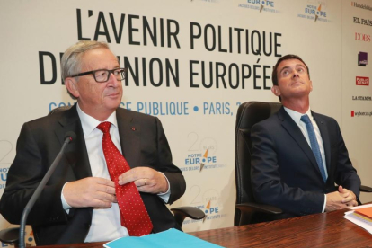El presidente de la Comisión Europea, Jean-Claude Juncker, con el primer ministro francés, Manuel Valls.-JACQUES DEMARTHON / AFP