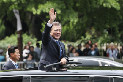 Moon Jae-in saluda tras la toma de posesión como nuevo presidente de Corea del Sur, en Seúl.-YONHAP