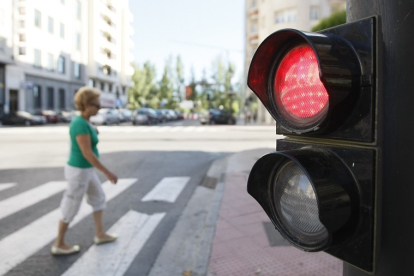 Andando Burgos plantea sustituir semáforos en cruces por puntos de «preferencia peatonal». RAÚL G. OCHOA