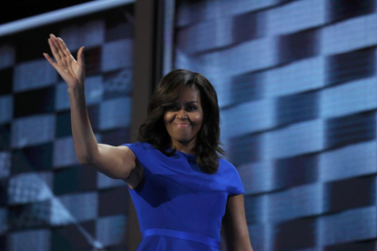 Michelle Obama saluda tras pronunciar su discurso en la convención demócrata.-REUTERS / JIM YOUNG