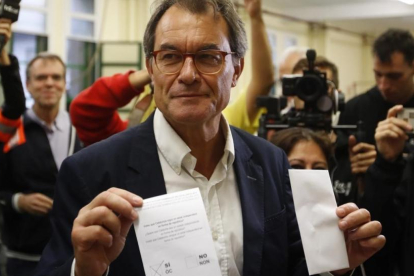 Mas vota ante decenas de medios el 1 de octubre, en Barcelona-EFE / ALBERTO ESTEVEZ