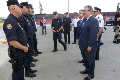 El ministro Juan Ignacio Zoido ha visitado a los agentes de la Policía y la Guardia Civil desplegados en Barcelona.-EL PERIÓDICO
