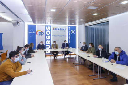Miembros del PP de Burgos se reunían ayer para valorar el adelanto electoral. SANTI OTERO