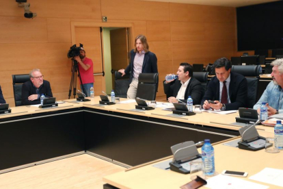 Los procuradores y portavoces de los grupos políticos, ayer,  en la comisión de investigación sobre la trama eólica.-ICAL