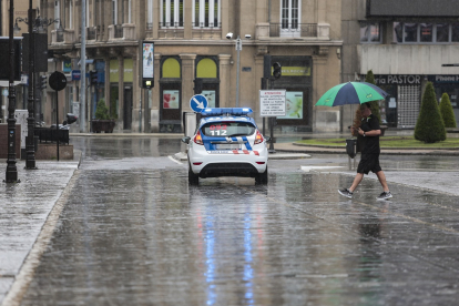 La lluvia vacía las calles de León durante el primer domingo en Fase 1 del Estado de Alarma