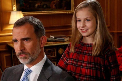 El rey Felipe y su hija Leonor, Princesa de Asturias, el día en el que se grabó el mensaje de Nochebuena.-CASA DEL REY