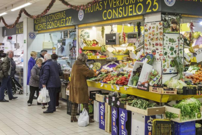 Varias personas realizan sus compras de alimentación en los puestos del Mercado Norte.-SANTI OTERO