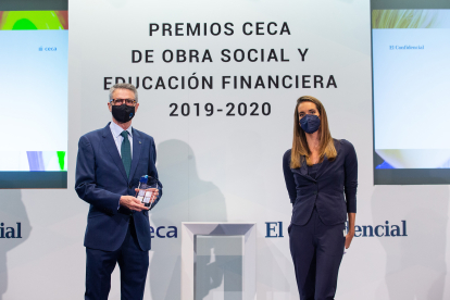 El presidente de la Fundación Cajacírculo, Emilio de Domingo, con uno de los premios. ECB