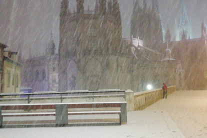 La nieve cubre la Catedral de Burgos, vista desde la calle Fernán González. S. L. C.