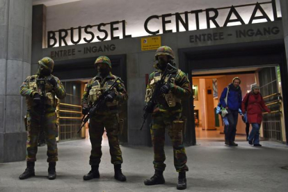 Soldados enmascarados frente a la estación central de Bruselas.-AFP