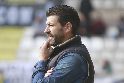 Fernando Estévez observa atento el desarrollo de un partido-Raúl G. Ochoa