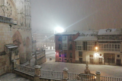 La nieve cubre la Catedral de Burgos, vista desde la calle Fernán González. S. L. C.