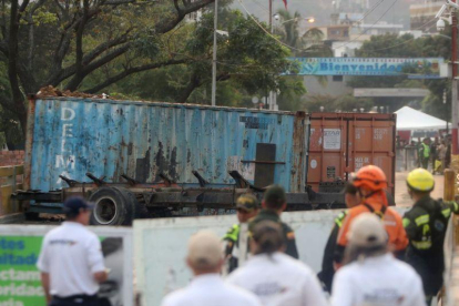 El puente Simón Bolívar entre Colombia y Venezuela permanece bloqueado.-EFE
