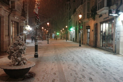 El centro de Burgos, casi vacío por el mal tiempo. S. L. C.