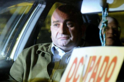 El exchófer de la Junta Juan Francisco Trujillo, en marzo del 2013, tras prestar declaración como imputado.-EFE / RAÚL CARO