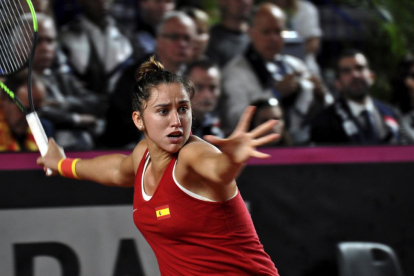 Sara Sorribes, este sábado, durante su partido frente a la francesa Pauline en la confrontación de repesca al Grupo Mundial de la Copa Federación que se disputa en Roanne.-EFE