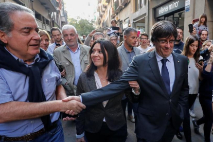 Carles Puigdemont y su esposa, Marcela Topor, saliendo de comer en un restaurante-EL PERIÓDICO