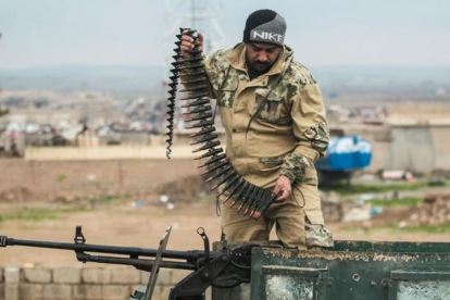 Un militar iraquí sobre un vehículo armado se prepara para los combates, el pasado miércoles en Mosul.-AHMAD AL-RUBAYE