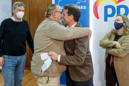El presidente del PP de Burgos, Borja Suárez, abraza al número 2 de la candidatura, Alejandro Vázquez, en presencia de Javier Lacalle y Cristina Ayala. SANTI OTERO